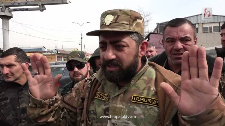 Ոստիկանն ասում ա՝ սպանի, ես քեզ չեմ դատի․ Մահապարտների ակցիան՝ օդանավակայանի դիմաց (տեսանյութ)