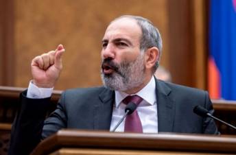 Մեկ ծիծաղում է, մեկ` լացում, մեկ` զայրանում եւ օգնություն աղերսում, մեկ` անիծում իր բախտը