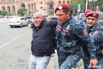 Քիչ առաջ ոստիկանները բերման ենթարկեցին Վահագն Չախալյանին
