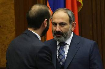 Մինչ ընդդիմություն ու հասարակությունը խառն են, Փաշինյանենք շարունակում են իրենց աշխարհաքաղաքական «լարախաղացությունը» 