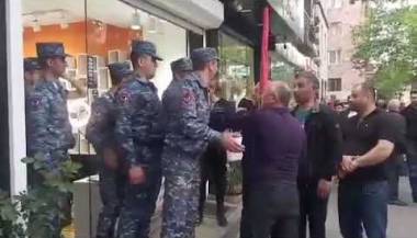 Փնթիները ելել են ոտքի. նիկոլականը՝ զոհված զինծառայողների ծնողներին (տեսանյութ)