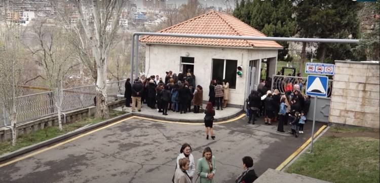 «Հրապարակ». Զոհվածների կանայք եւ մայրերը վիրավորված հեռացել են` չսպասելով Աննա Հակոբյանի ժամանելուն