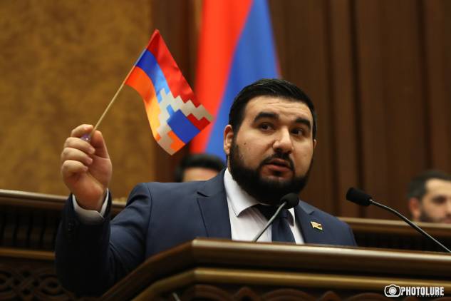 «Հրապարակ». «Աներձագով», «ուսապարկով» հարձակվել էին Արցախի դրոշի վրա