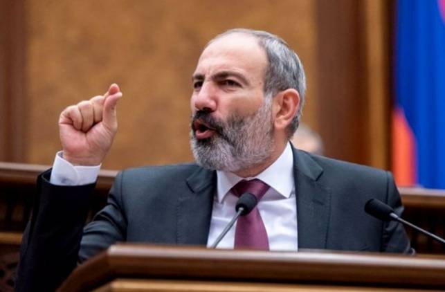 Մեկ ծիծաղում է, մեկ` լացում, մեկ` զայրանում եւ օգնություն աղերսում, մեկ` անիծում իր բախտը