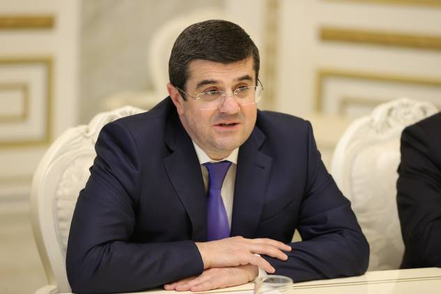 «Հրապարակ». Արայիկ Հարությունյանն իր գործողությունները համաձայնեցնում է Կրեմլի՞, թե՞ Երեւանի հետ