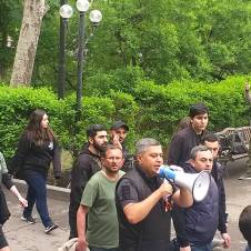 ԵՊՀ բակում Գեղամ Մանուկյանը կոչով դիմեց ռեկտորին