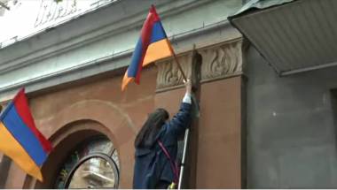  Գեղարվեստի ակադեմիայի մուտքի դռների վրա տեղադրեցին եռագույնները