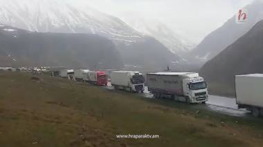 15 օրվա մեջ մեկ անգամ լողացել ենք գետում, մոտ 4 հազար մեքենայի կուտակում կա