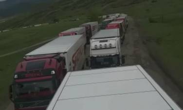 Որոշ բեռնատարներ Լարսից հետ են վերադարձել Հայաստան, տնտեսվարողները ահռելի վնասներ են կրել