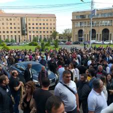 Բանակցում են, որ ճանապարհ բացեն քաղաքապետարանի աշխատողների համար