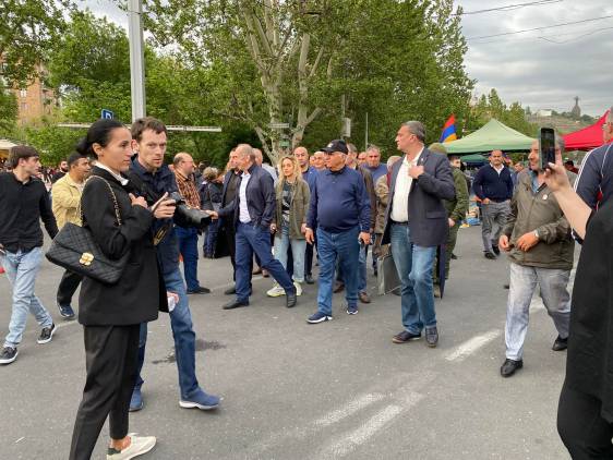 Ֆոտոշարք․ Ֆրանսիայի հրապարակը՝ այս պահին