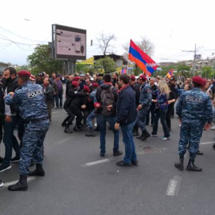 Ոստիկանները բերման են ենթարկում ակցիայի մասնակիցներին