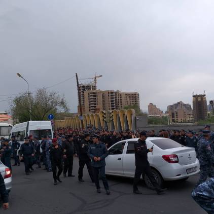 Մեծաթիվ ոստիկանական զորք կուտակվեց կառավարական ամառանոցի մոտ. Լուսանկարներ