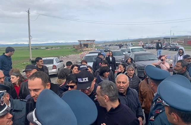 Վանեցյանը ելույթ ունեցավ, ասեց, որ նուրբ հարց է․ գերու ծնողը՝ ընդդիմության հետ միջադեպի մասին