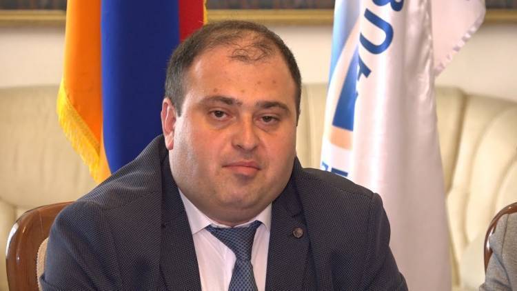 Զգալով, որ վարչապետի պաշտոնը դուրս է գալիս իր տակից, փորձում է կտրել պետականության ծառի արմատները
