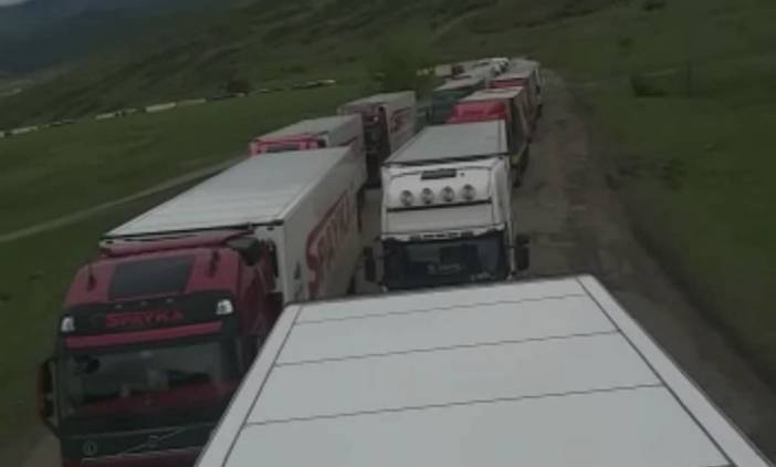 Որոշ բեռնատարներ Լարսից հետ են վերադարձել Հայաստան, տնտեսվարողները ահռելի վնասներ են կրել