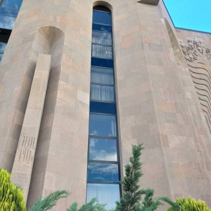 Քաղաքապետարանի աշխատակիցները պատուհաններից հետևում են ակցիային