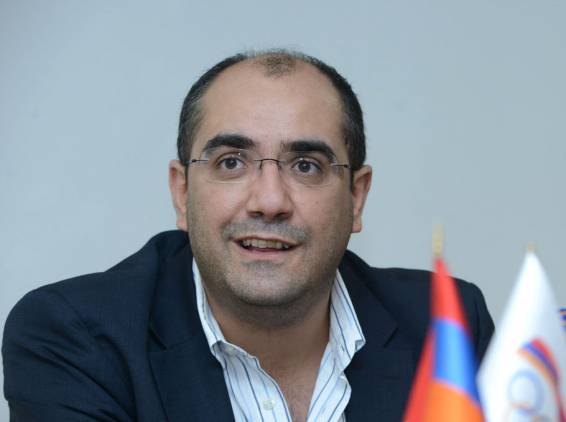 «Հրապարակ». Հրաչյա Ռոստոմյանը նոր կուսակցություն է հիմնում
