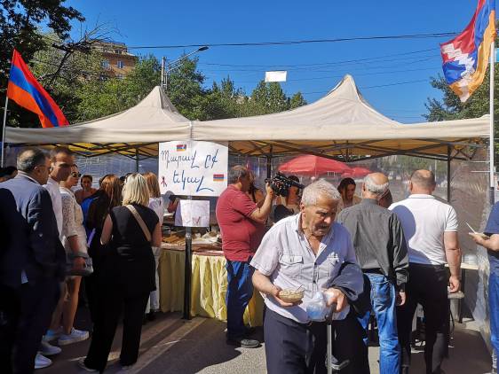 Օրվա կադրը. Ժենգյալով հաց՝ Ֆրանսիայի հրապարակում