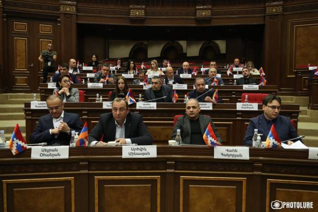 «Հրապարակ». Ընդդիմադիրներին ցանկանում են պաշտոնազրկել. Թագուհին՝ խաղից դուրս