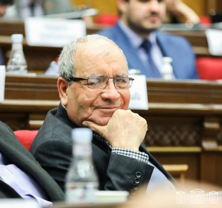 «Հրապարակ». Ընդդիմությունը նման է ասֆալտի վրա աճած խոտին` հենց արեւը տաքանա, կչորանան-կգնան