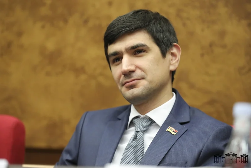 «Հրապարակ». Արագածոտնի մարզպետը  շարունակում է մարզպետարանը համալրել ծանոթ-բարեկամ-մտերիմներով