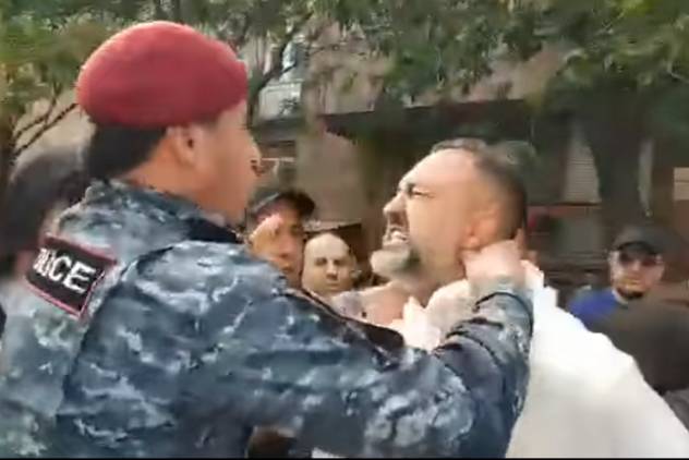 «Հրապարակ». Ցուցարարին խեղդող ոստիկանի պաշտոնը բարձրացրել են