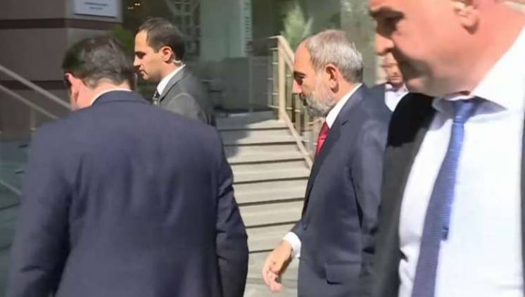 «Հրապարակ». Փաշինյանի հետ հանդիպումների ժամանակ յուրայիններին սկսել են «շմոն» անել
