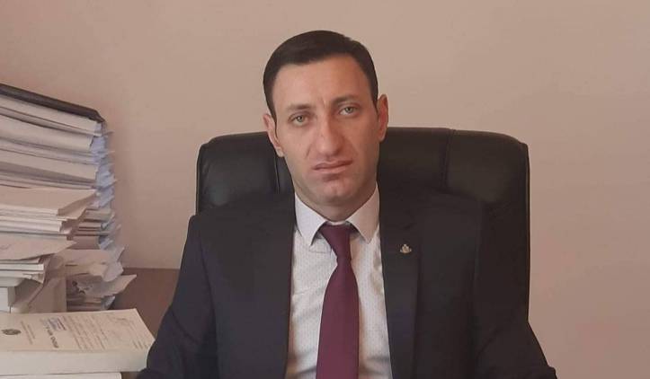 «Հրապարակ». Պարեկները երեխայի աչքի առաջ հարվածել են դատախազին, տարել բաժին, ծեծել՝ վնասելով քիթը