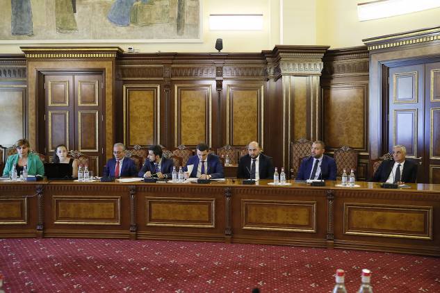 «Հրապարակ». Նիկոլ Փաշինյանի սիրտը ոչ մի կերպ չի կտրվում «սիրուն աղջկանից»