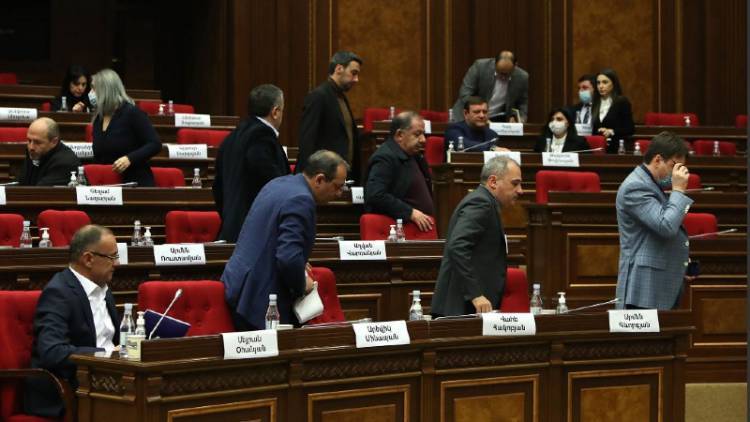«Հրապարակ». Գնդակը ՔՊ-ական պատգամավորների դաշտում է