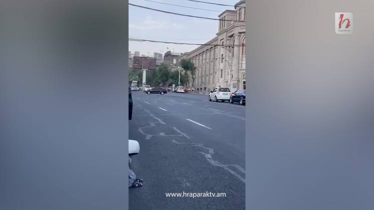 Ի նշան բողոքի՝ վարորդները ազդանշաններով «դիմավորեցին» Փաշինյանի ավտոշարասյունը (Տեսանյութ)