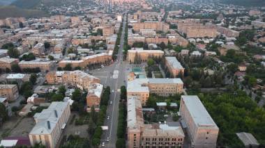 Վանաձորում ոստիկանները գնում են մարդկանց տներ, ասում են`դռները չբացեն