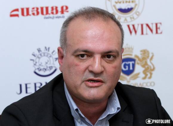 Սպիտակ փիառը բացահայտ է արվում, սեւը՝ միջնորդված