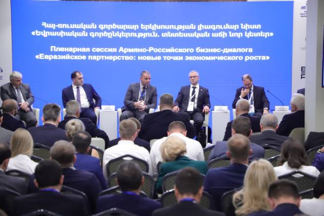 «Հրապարակ». Ռուս մոդերատորը խայթել է հայ պաշտոնյաներին