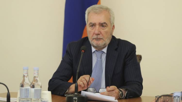 Անդրանիկ Քոչարյանն իր աշխատասենյակում ՀԱՊԿ-ից դուրս գալու վերաբերյալ քննարկում է անցկացնում