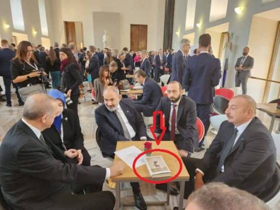Ի՞նչ գիրք է դրված սեղանին 