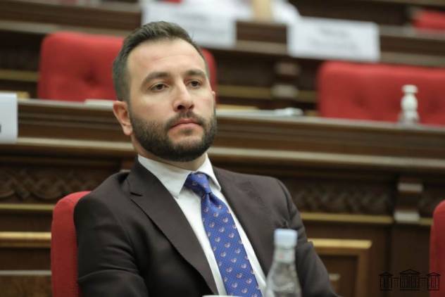 «Հրապարակ». Հայկ Կոնջորյանի արկածները՝ Երեւան-Փարիզ-Երեւան չվերթով