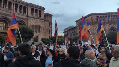 Նիկոլ, դավաճան. վանկարկեցին կառավարության դիմաց (տեսանյութ)