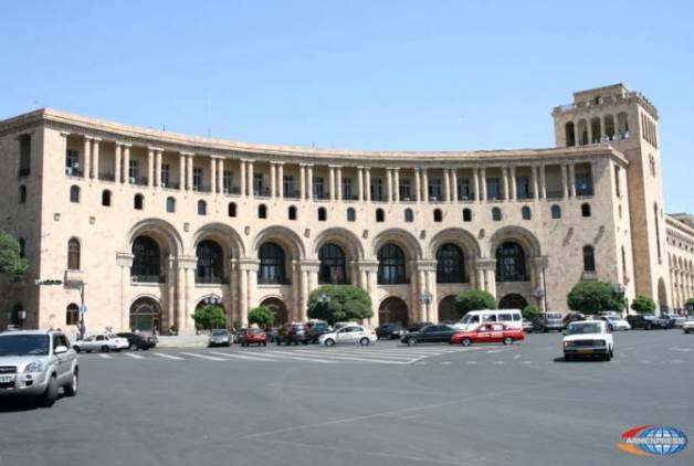 «Հրապարակ». Հանրապետության հրապարակի շենքերը դատարկ են եւ շուտով կդառնան վթարային