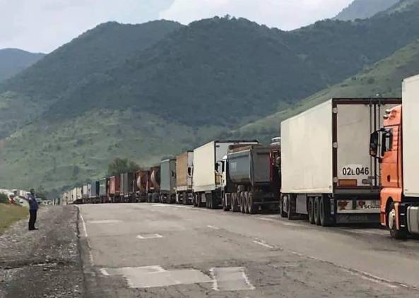 Լարսում հայ վարորդները լարվածության մեջ են. մի մասը ետ է վերադառնում