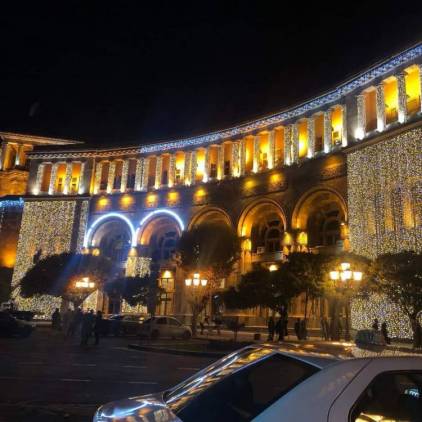 «Հրապարակ». Երեւանն ամանորյա տեսքի է բերվում խցանումներով, աղմուկ-աղաղակով ու 650 հազար դոլարով