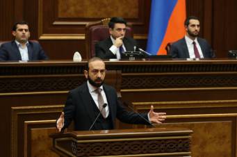 Միրզոյանն իր խոսքում մի քանի անգամ շեշտեց «Լեռնային Ղարաբաղի հայություն» հակաարցախյան եզրույթը