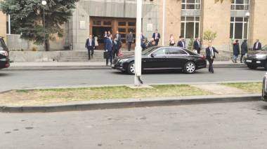 Փաշինյանը եկել էր սոցապնախարարություն. փողոցը նրա համար երկու կողմից փակել էին (տեսանյութ)