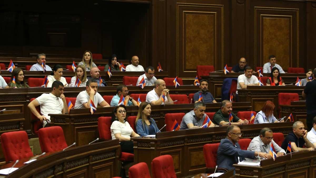 «Հրապարակ». Ո՞վ կհրաժարվի մանդատից և ո՞վ կվերցնի այն