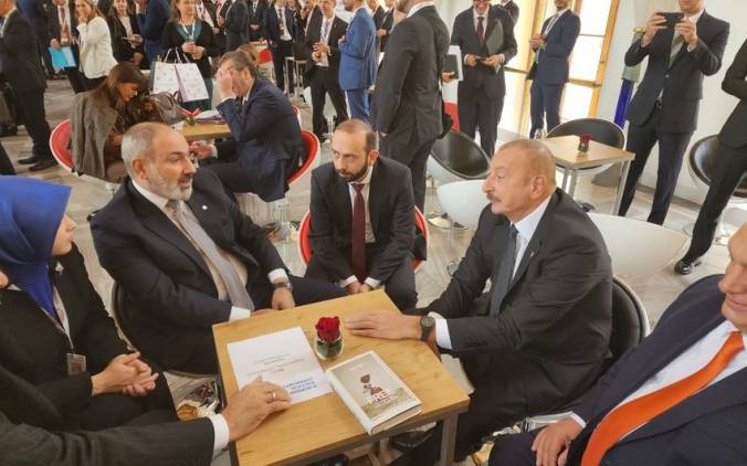 Փաշինյանը խոսում է ճանապարհների ապաշրջափակման մասին, Ալիեւը՝ այդ ճանապարհները գրավելու