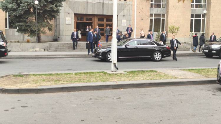 Փաշինյանը եկել էր սոցապնախարարություն. փողոցը նրա համար երկու կողմից փակել էին (տեսանյութ)