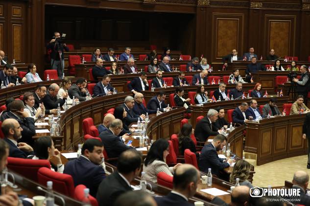 «Հրապարակ». ՔՊ-ի տեղն այնքան նեղ է, որ հույսները դրել են ընդդիմության վրա