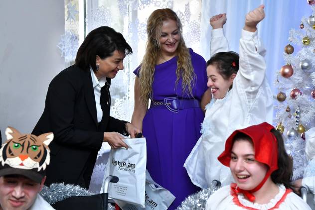 Աննա Հակոբյանը հեռախոսներ է նվիրել մանկատան սաներին․ Ինչ եղանակով են գնվել դրանք