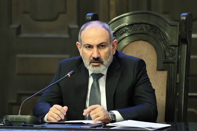 «Հրապարակ». Փաշինյանը «նվեր» մատուցեց 15 ընտանիքի՝ բանակի տոնին ընդառաջ
